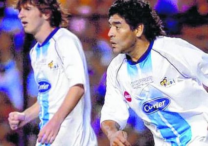 شاهد .. مارادونا وميسي جنبا إلى جنب في فريق واحد