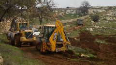 مستوطنون يجرفون أراضي زراعية في سلفيت