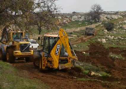 مستوطنون يجرفون أراضي زراعية في سلفيت