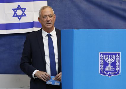 حزب غانتس يضغط عليه لحل الكنيست والتوجه لانتخابات رابعة