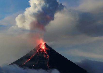 شاهد ثوران بركان ليوتولو في إندونيسيا