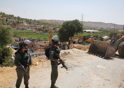 الاحتلال يهدم أساسات منزل قيد الإنشاء في الخليل