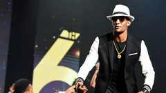 سقوط مؤلم لمحمد رمضان على المسرح في الإمارات