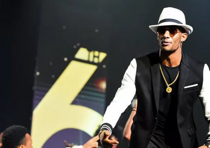 سقوط مؤلم لمحمد رمضان على المسرح في الإمارات