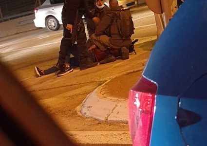 اعتقال شاب فلسطيني بزعم محاولة تنفيذ عملية طعن على حاجز الزعيم