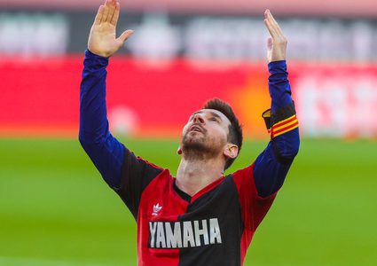 ميسي يخلد ذكرى مارادونا على طريقته الخاصة