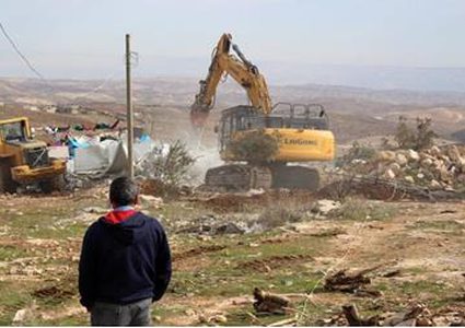 الاحتلال يهدم بركسين قيد الانشاء في قلقيلية
