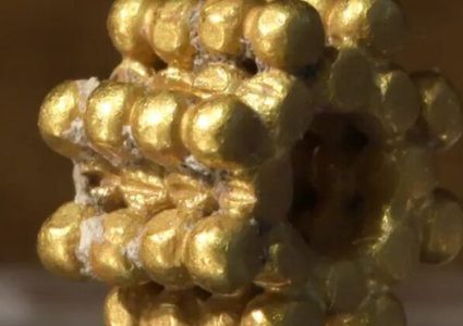 طفل يعثر على لقية في القدس عمرها نحو 3 آلاف عام