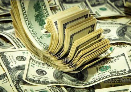 الدولار يهوي لأدنى مستوى في أكثر من عامين