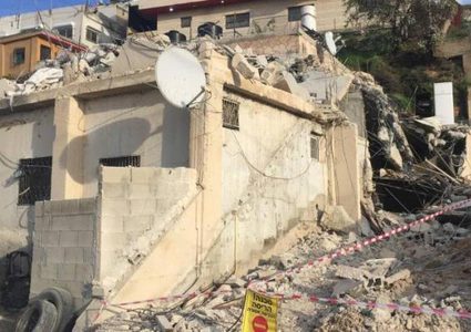 الاحتلال يهدم منزل في الطيرة بحجة البناء دون ترخيص