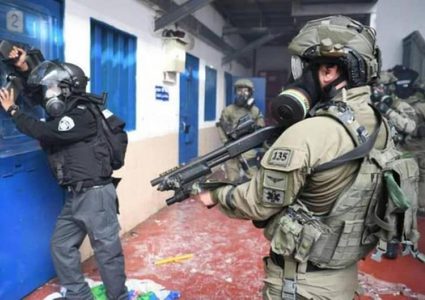 قوات القمع تقتحم سجن "عسقلان" وتجري عمليات تفتيش وتخريب واسعة