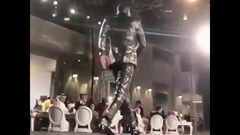 لحظة سقوط محمد رمضان على الأرض في مهرجان ضيافة في دبي