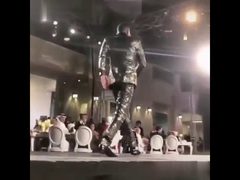 لحظة سقوط محمد رمضان على الأرض في مهرجان ضيافة في دبي