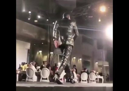 لحظة سقوط محمد رمضان على الأرض في مهرجان ضيافة في دبي