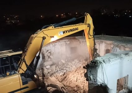 مقدسي يهدم منزله بيده في جبل المكبر