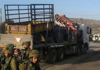 قوات الاحتلال تستولي على 8 شاحنات جنوب شرق القدس