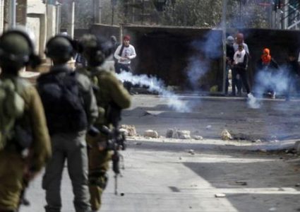 الخليل: إصابات بالاختناق خلال مواجهات مع الاحتلال في بيت أمر