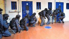 قوات القمع تقتحم قسم 6 في سجن النقب وتنقل أسرى لأقسام أخرى