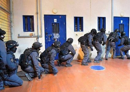 قوات القمع تقتحم قسم 6 في سجن النقب وتنقل أسرى لأقسام أخرى