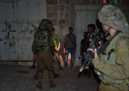 اعتقالات ومداهمات بالضفة