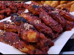 اجنحة الدجاج المشويه بالصلصة الحارة