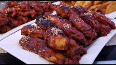 اجنحة الدجاج المشويه بالصلصة الحارة