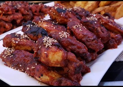 اجنحة الدجاج المشويه بالصلصة الحارة