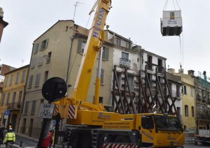 إخراج فرنسي يزن 300 كغ بآلة رافعة من منزله