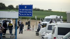 الاحتلال يسمح بادخال 12 حافلة و8 شاحنات لغزة عبر "ايرز"