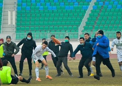 شاهد... ضرب مبرح للحكم في مباراة انتهت بأعمال شغب