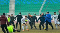 شاهد... ضرب مبرح للحكم في مباراة انتهت بأعمال شغب