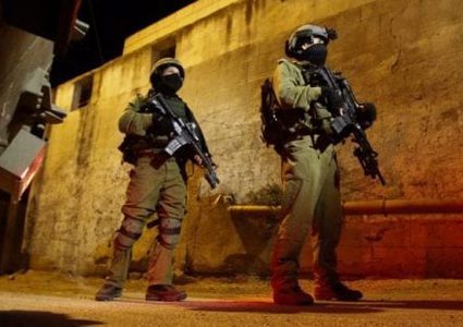 اعتقالات ومداهمات بالضفة