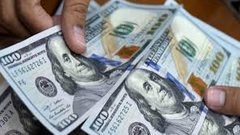 الدولار يهبط لأدنى مستوى في عامين ونصف العام