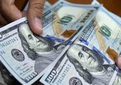 الدولار يهبط لأدنى مستوى في عامين ونصف العام