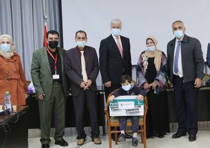 "التربية" توزع أجهزة وأدوات تعليمية مساندة للطلبة من ذوي الإعاقة