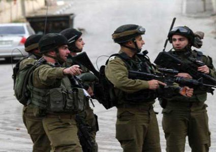 سلطات الاحتلال تنقل الأسير الجريح علي عمرو إلى عيادة سجن الرملة