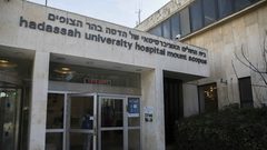 الأسير الفتى محمد مقبل يخضع لعملية بعد اعتداء جنود الاحتلال عليه