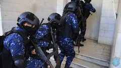 الشرطة تقبض على مشتبه به بالإعتداء على عناصرها في نابلس