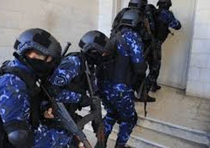 الشرطة تقبض على مشتبه به بالإعتداء على عناصرها في نابلس