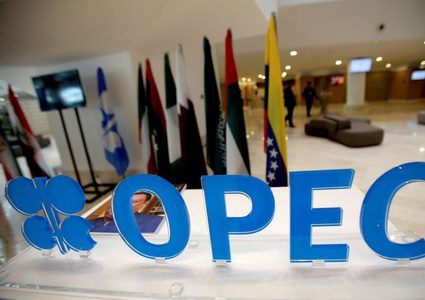 مصدران: "أوبك+" تميل صوب تمديد التخفيضات