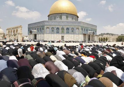 15 ألف مصل يؤدون صلاة الجمعة في المسجد الأقصى