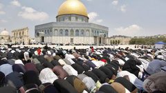 15 ألف مصل يؤدون صلاة الجمعة في المسجد الأقصى