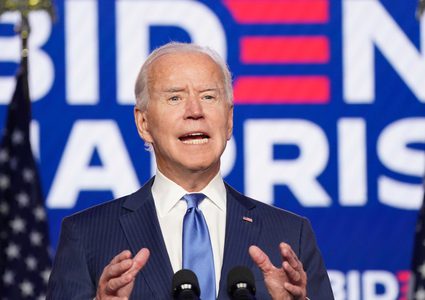 بايدن يشيد بحزمة 900 مليار دولار لتحفيز الاقتصاد الأمريكي