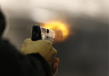 شاهد نجاة رجل بأعجوبة من هجوم مسلح