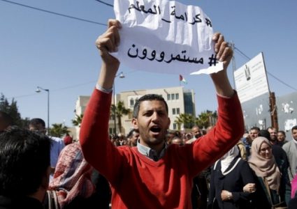 اتحاد المعلمين الفلسطينيين يعلّق الإضراب ويدعو لانتظام الدوام