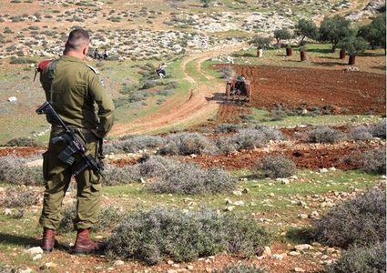 الاحتلال يمنع المزارعين من العمل بأراضيهم في الأغوار