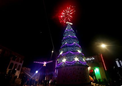 اضاءة شجرة عيد الميلاد في مدينة رام الله