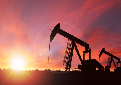 النفط يصعد قرب مستوى 50 دولارا