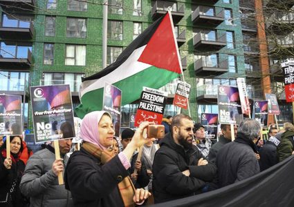 تظاهرة احتجاجا على اغتيال الطفل أبو عليا أمام جامعة تل أبيب