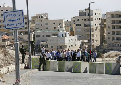 الاحتلال يداهم منزلا في العيسوية